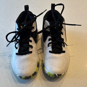 Under Amour Kids' Black and White Sneakers basketball size 2.5. Great shape.
